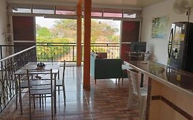 CÓMODO APARTAMENTO CENTRAL EN BARRIO SEMI RURAl